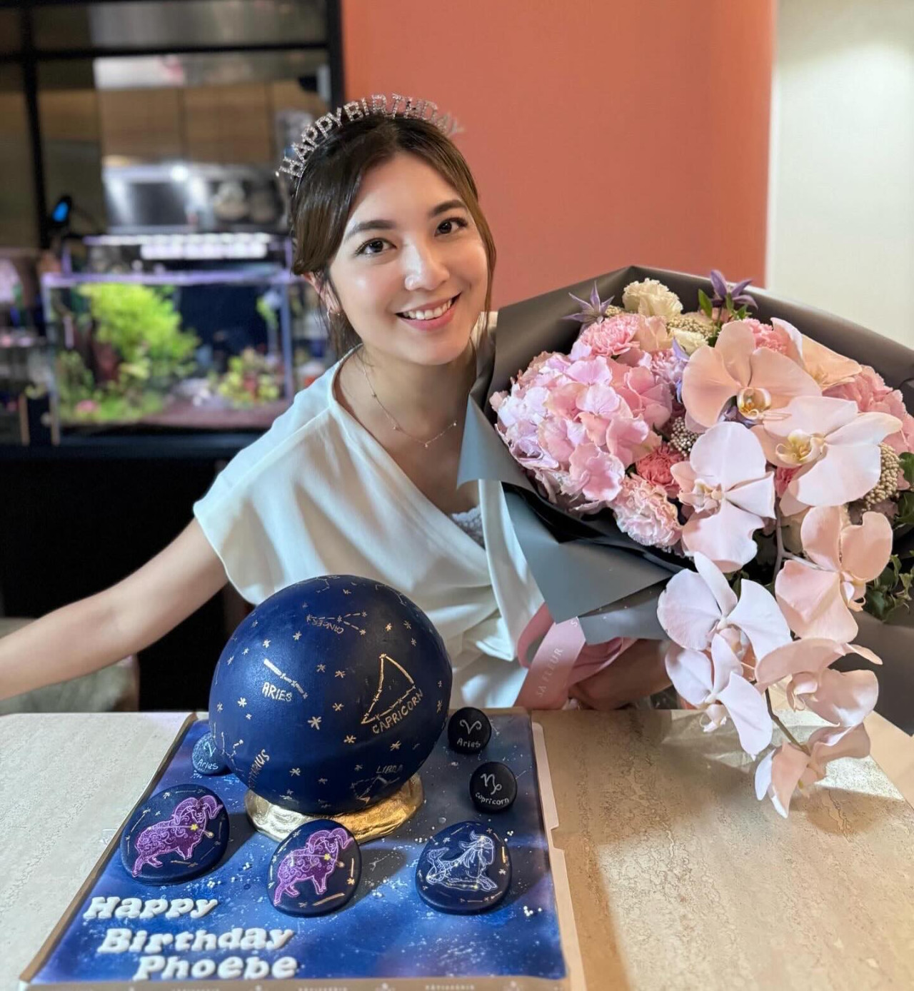 單文柔34歲生日被指孕味極濃！老公陳展鵬疑刻意遮肚惹猜測！