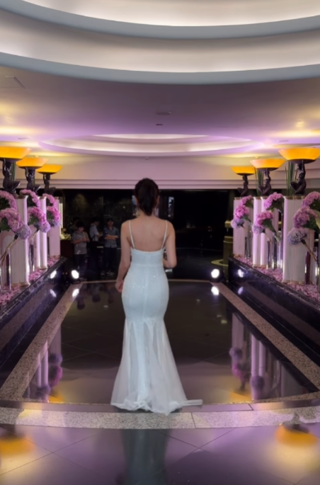 陳庭欣性感現身晒fit爆身形！吊帶晚裝晒漏斗線條高貴美艷！