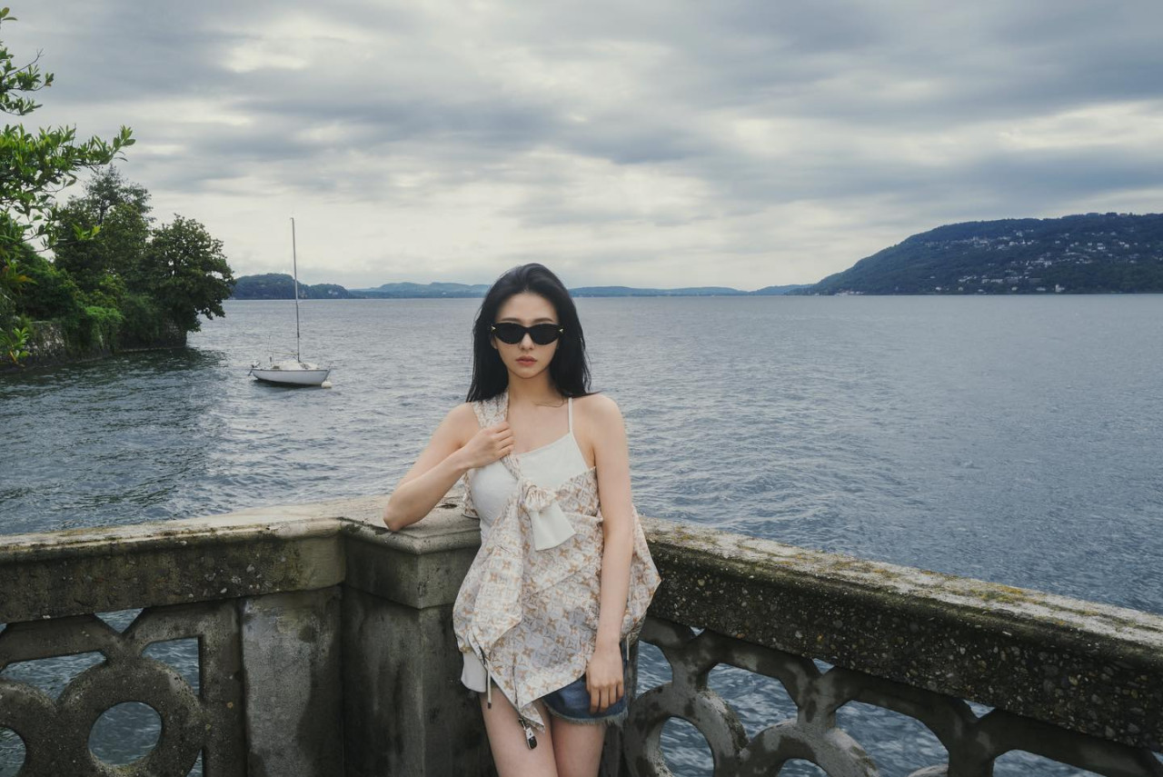 22歲沈月吊帶小背心晒白滑香肩！海邊打卡密實打扮難掩真材實料！