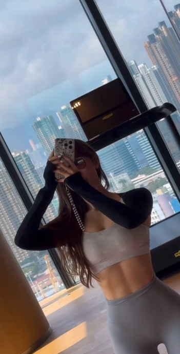 陳靜Dada拉低瑜伽褲騷腹肌極盡誘惑！大晒逆天好身材體脂超低！