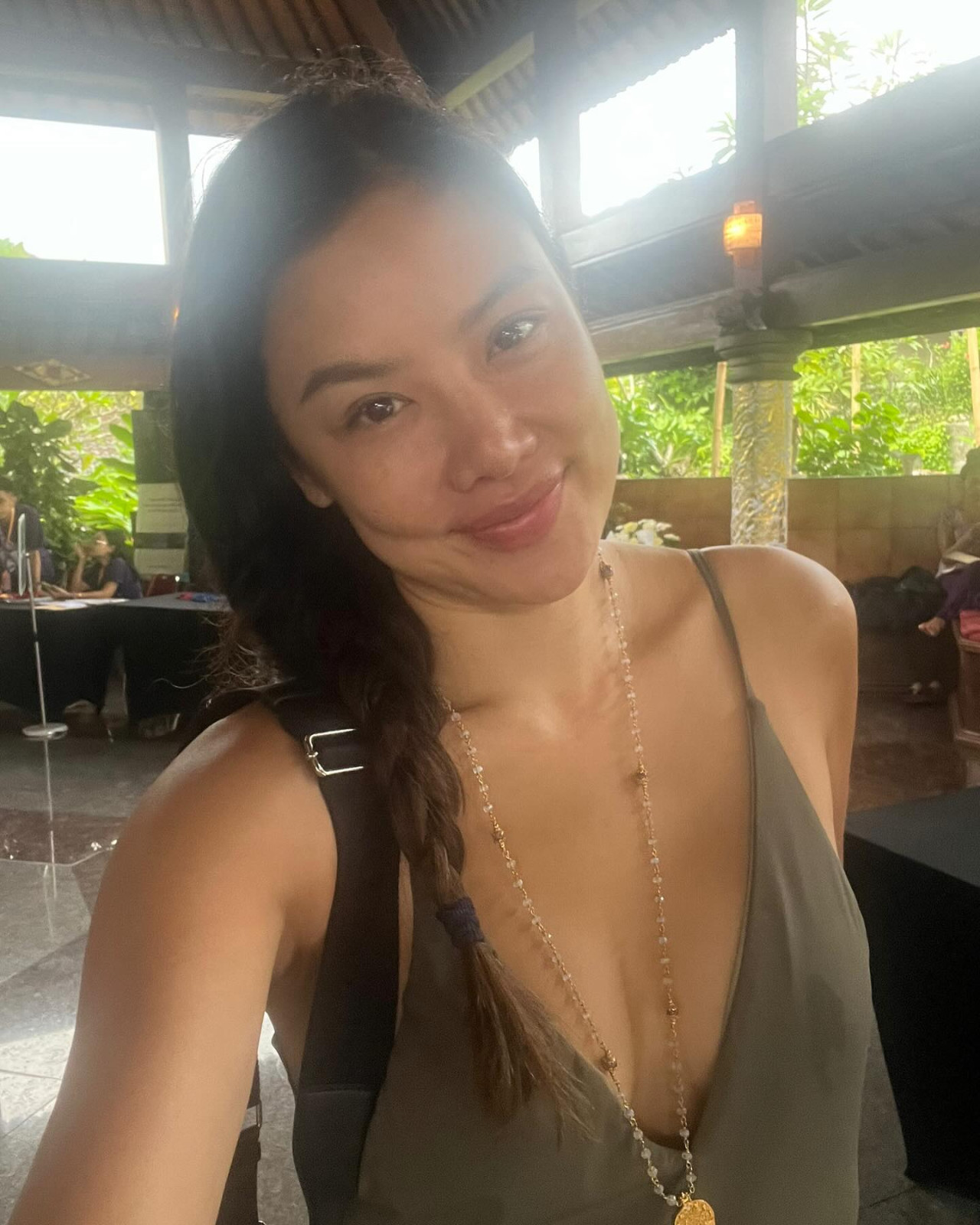 43歲樂基兒素顏低胸零包袱做自己！兩度離婚後重返幕前狀態大勇！