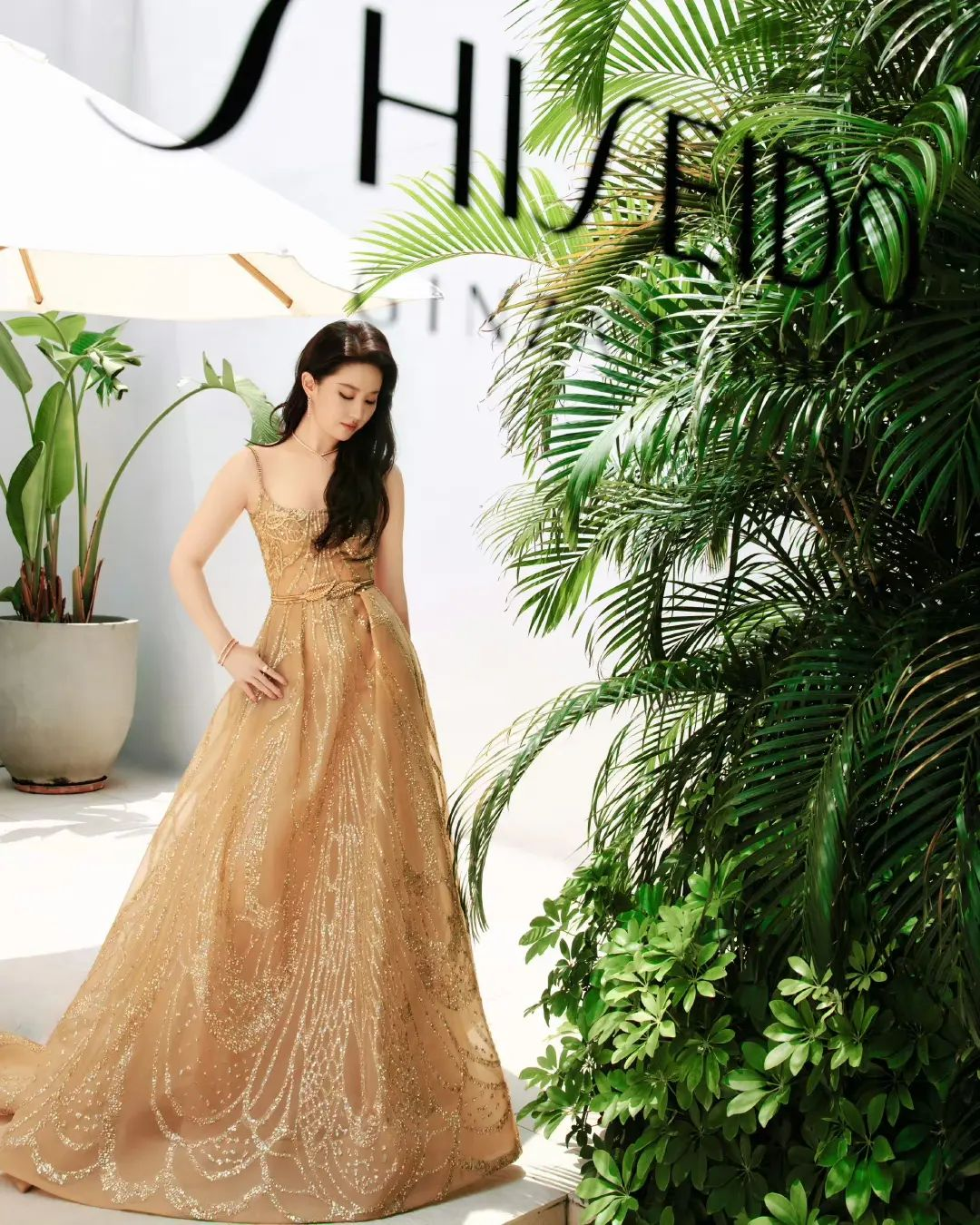 劉亦菲低胸禮服驚現豐腴身材！真實生圖曝光圓潤身形震驚網民