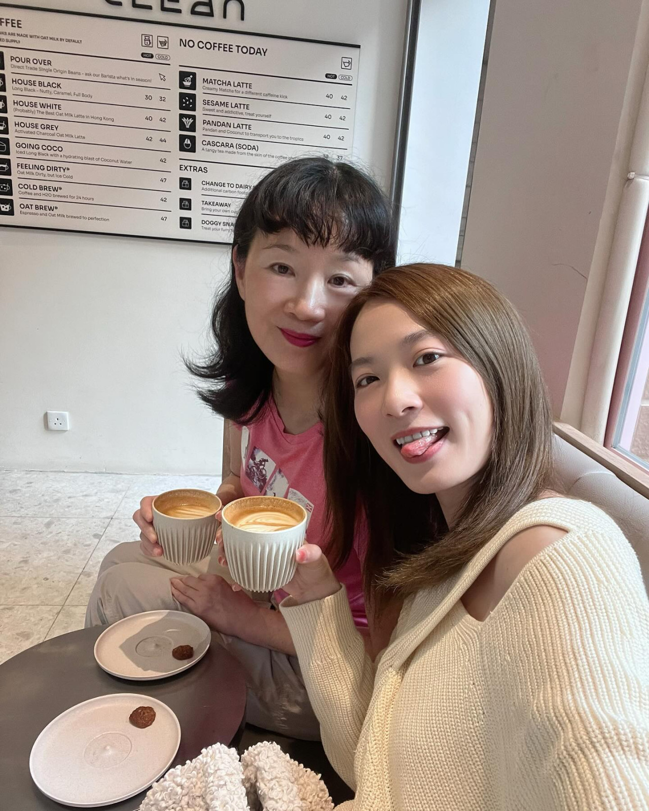 蔡潔罕曬凍齡媽媽餅印合照！母女同框優雅氣質印證超強基因！