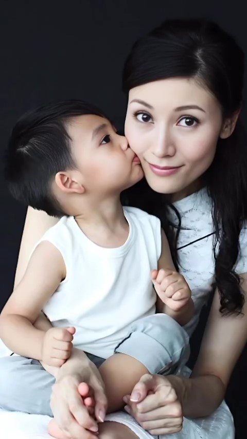 李嘉欣一炮過狂曬仔仔成長合照！盡顯大美人幸福母愛滿瀉一面！