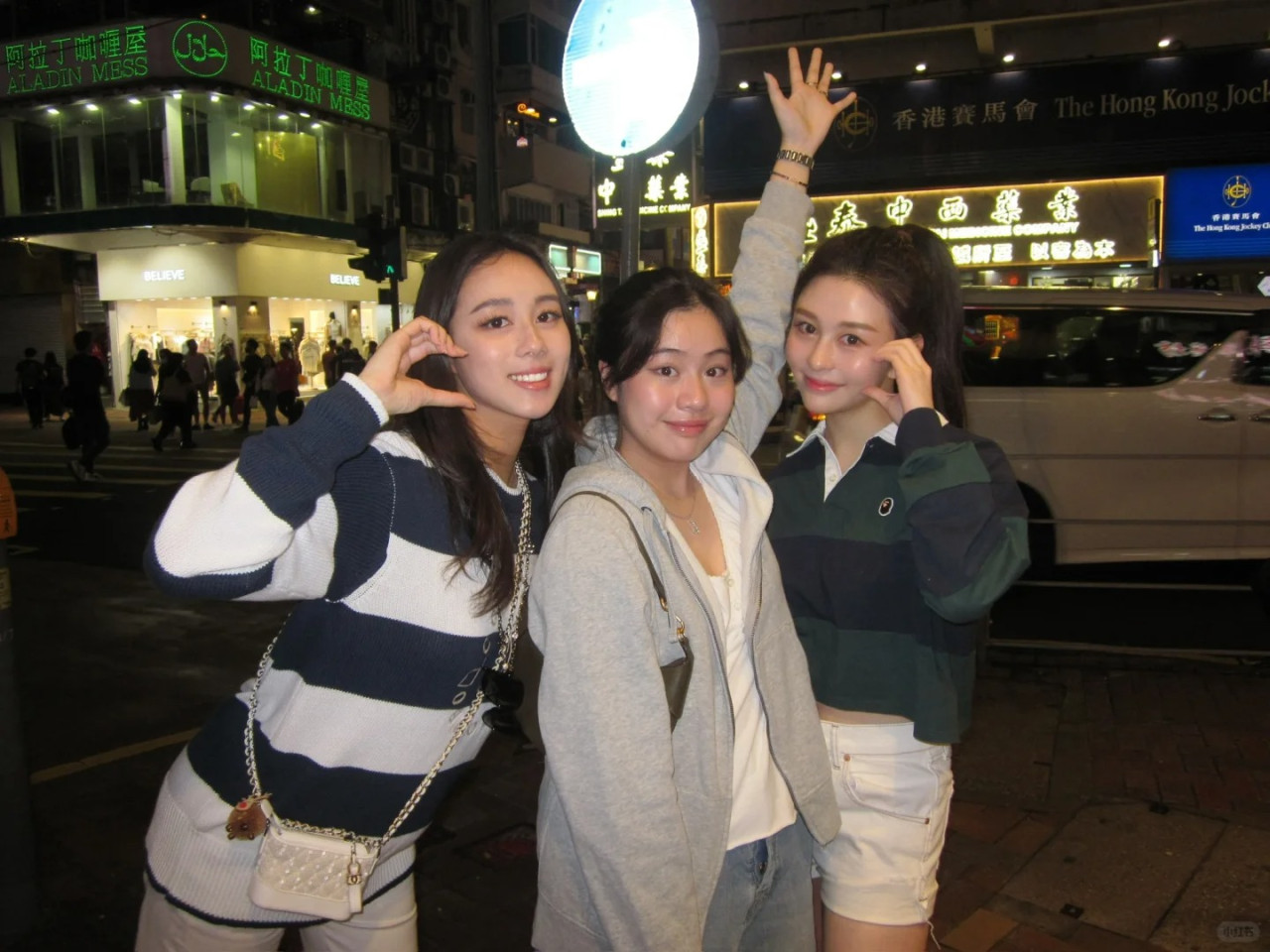 何超欣沈月甘比女兒貼地「掃街」！世紀同框掀熱議：千億繼承者們！