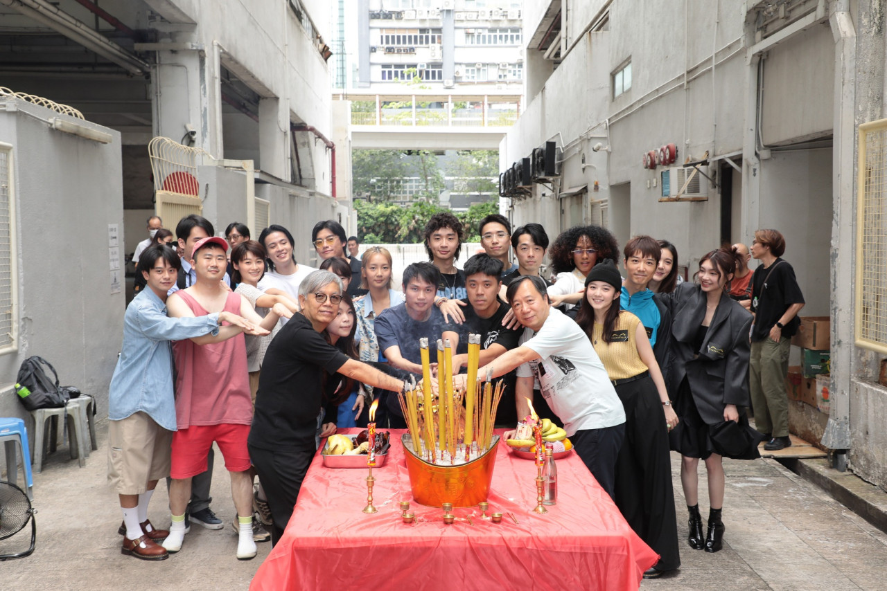 Day許軼處女拍劇校服look曝光！清純學生妹裸妝示人幾乎認不出！