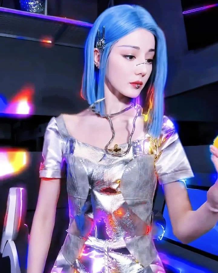 迪麗熱巴戴唇環換藍髮新Look！AI機械人造型超像真令網民分不出真假！