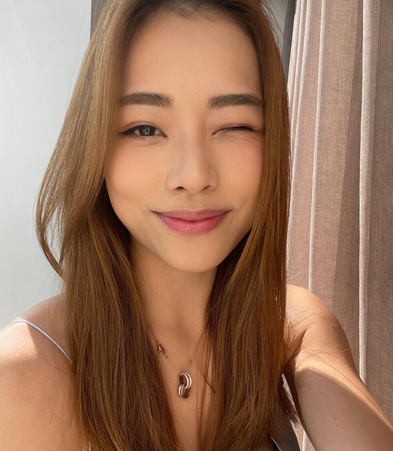 狂野港姐廖慧儀性感露腰間紋身！姣好身材大解放疑似下身走光！