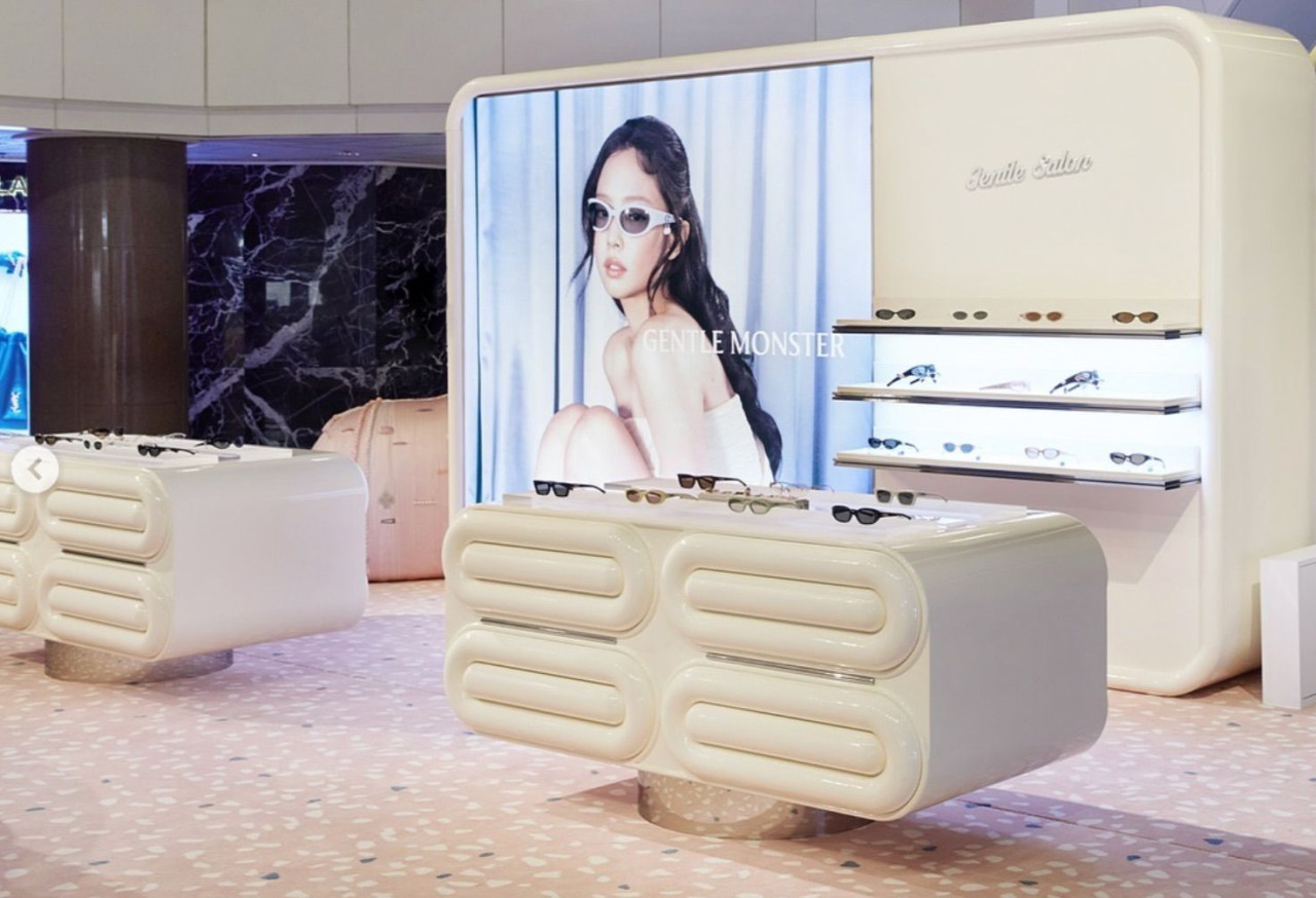 2026眼鏡流行趨勢｜女生必買5款復古眼鏡推薦！無框/黑框眼鏡成潮流！