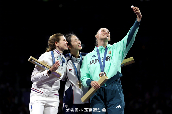 巴黎奧運|頒獎新趨勢用禮盒取代勝利花束？！匠心的獎牌竟鑲嵌埃菲爾鐵塔鐵片在內！