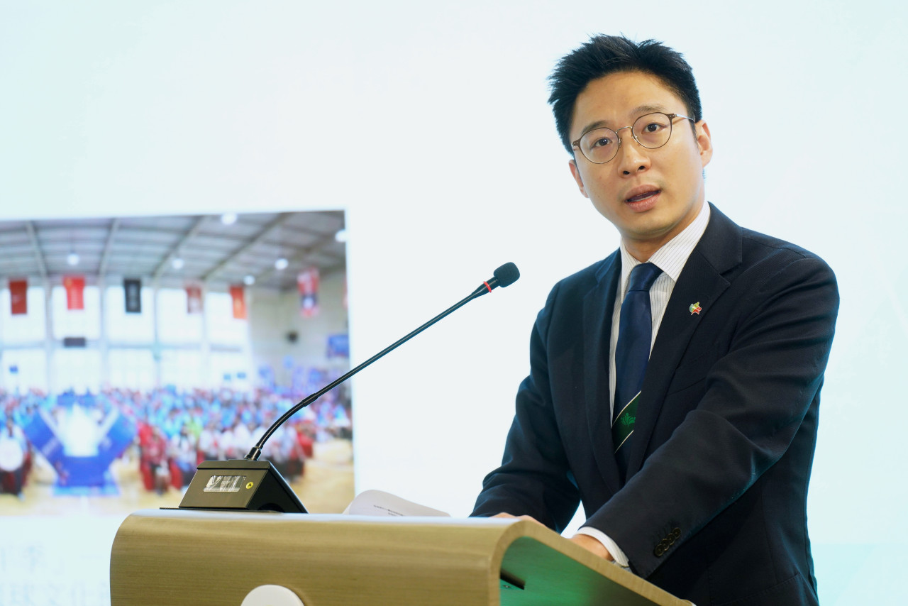 前港姐冠軍兒子現身亞冬會帥氣長相掀熱議 「最帥富二代」傳曾與影后熱戀被家人反對被迫分手！