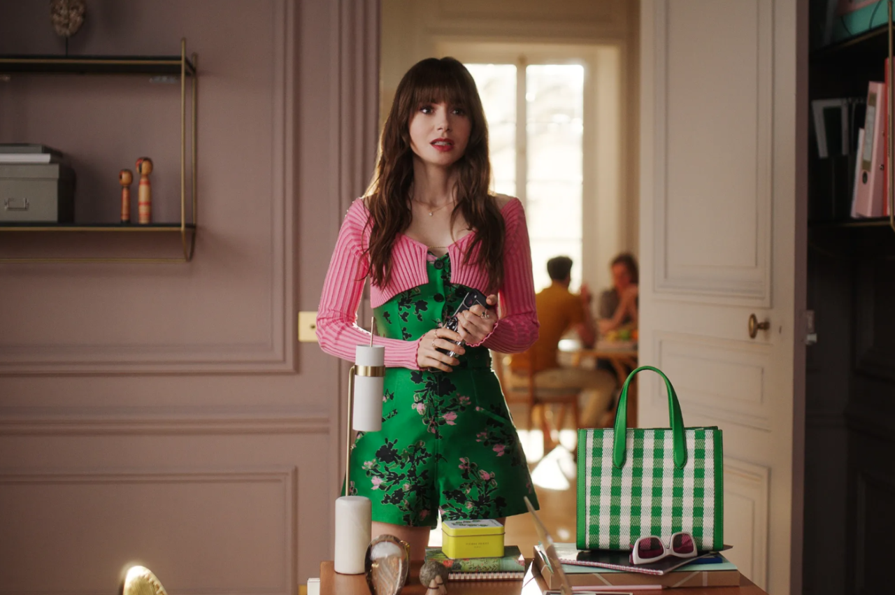 《Emily in Paris》第四季造型盤點｜4大穿搭重點＝法式復仇風+高飽和色彩