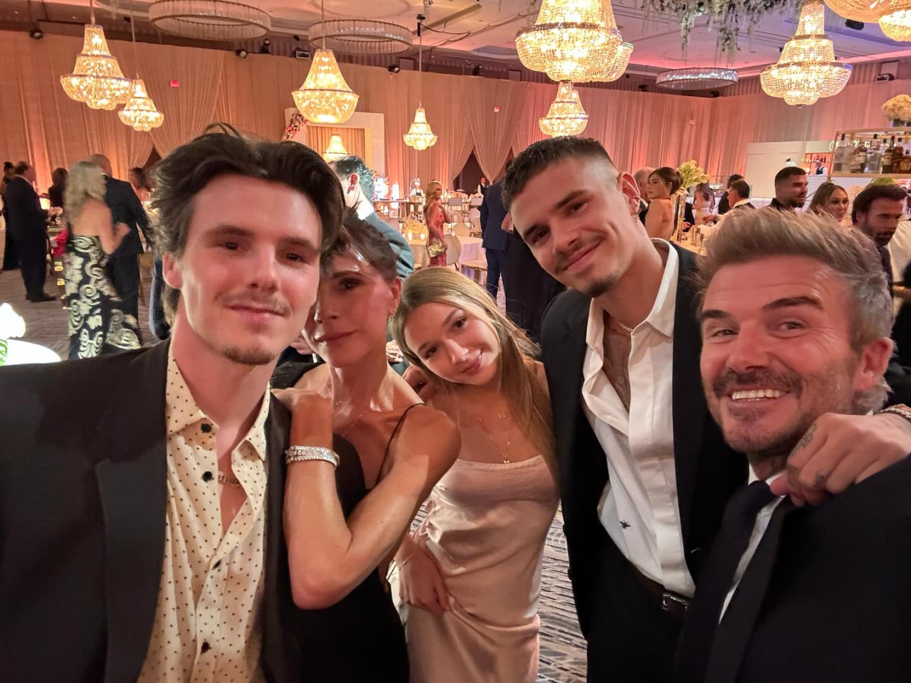 碧咸女兒哈七減肥成功曬完美身形！粉色吊帶晚裝成全場焦點！