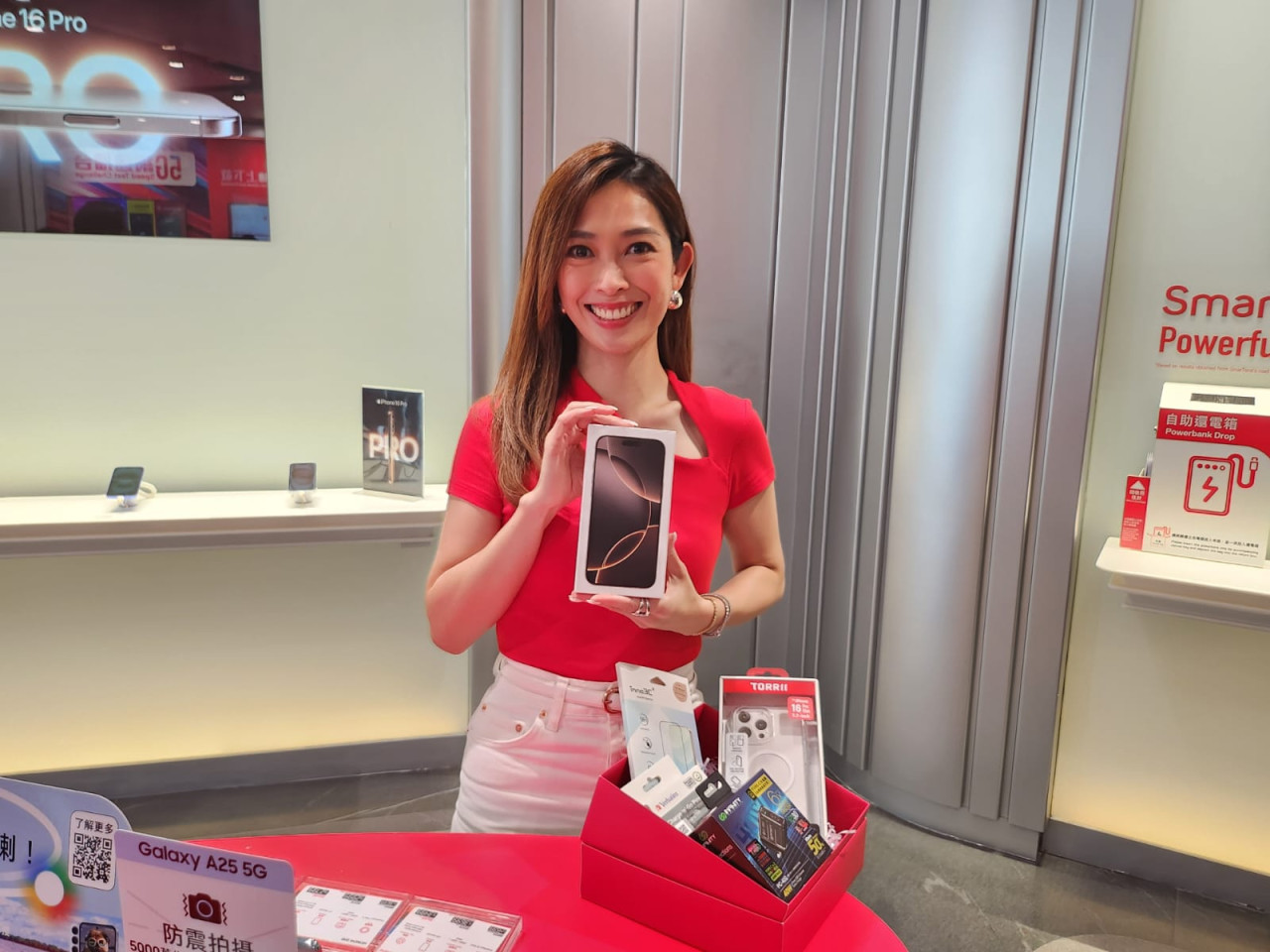 直擊｜iPhone 16開賣掀搶購潮Apple Store人頭湧湧 宋熙年、張家朗教練成首批SmarTone iPhone 16客戶 | ezone