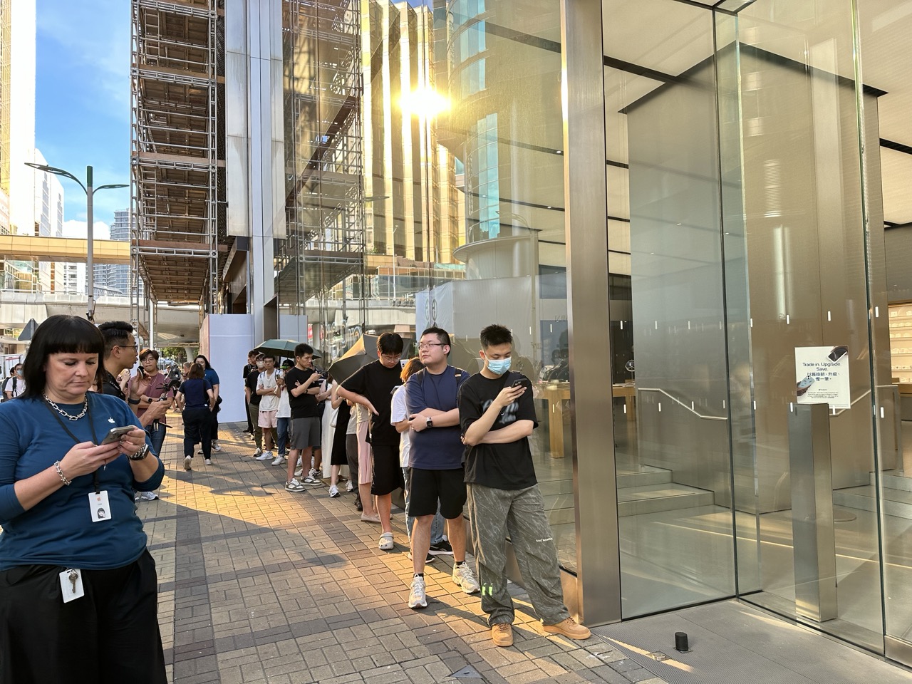 直擊｜iPhone 16開賣掀搶購潮Apple Store人頭湧湧 宋熙年、張家朗教練成首批SmarTone iPhone 16客戶 | ezone