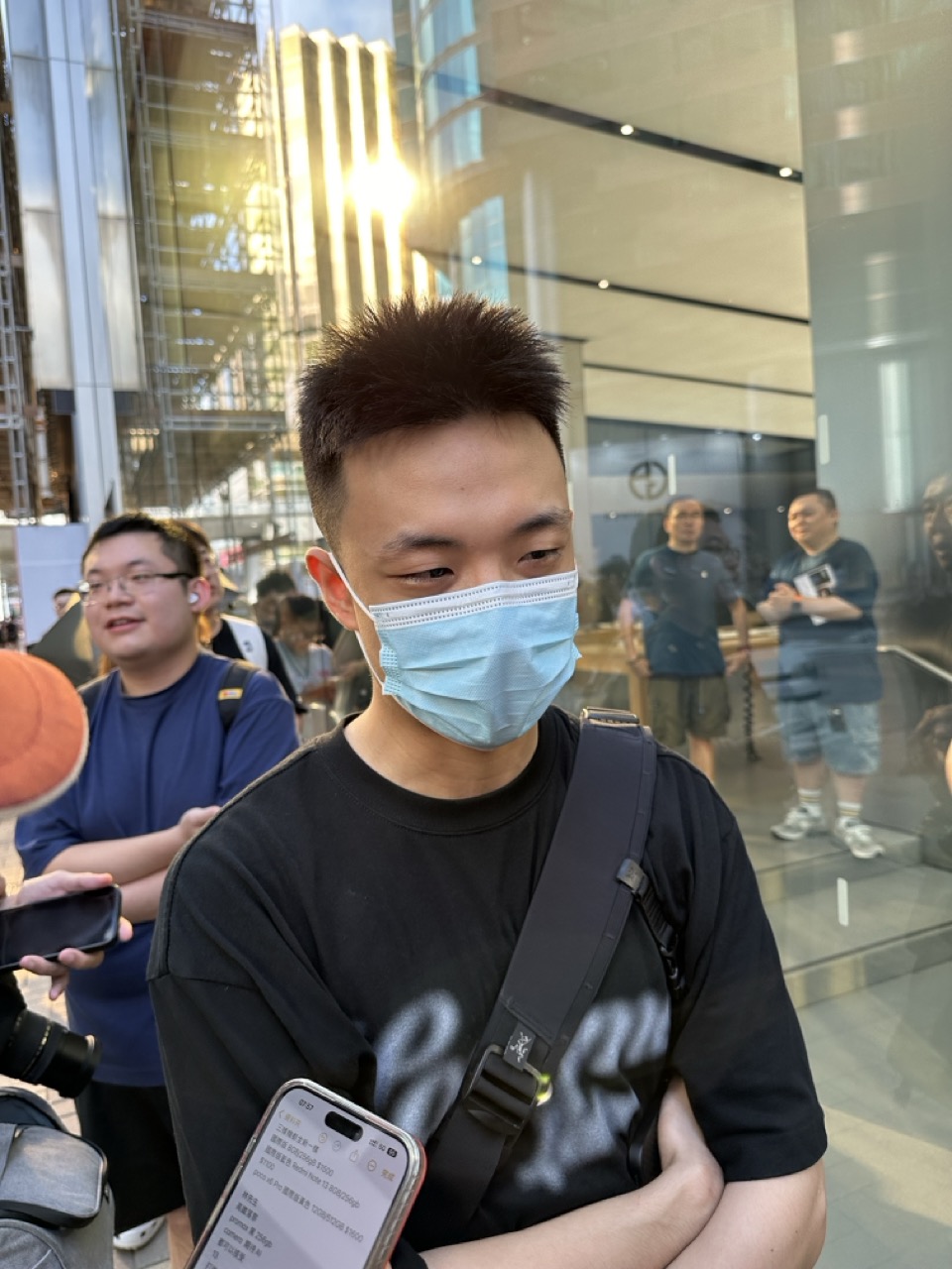 直擊｜iPhone 16開賣掀搶購潮Apple Store人頭湧湧 宋熙年、張家朗教練成首批SmarTone iPhone 16客戶 | ezone