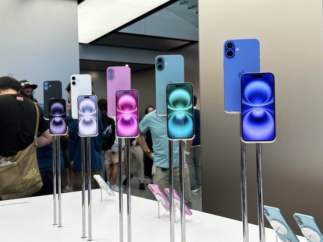 直擊｜iPhone 16開賣掀搶購潮Apple Store人頭湧湧 宋熙年、張家朗教練成首批SmarTone iPhone 16客戶 | ezone
