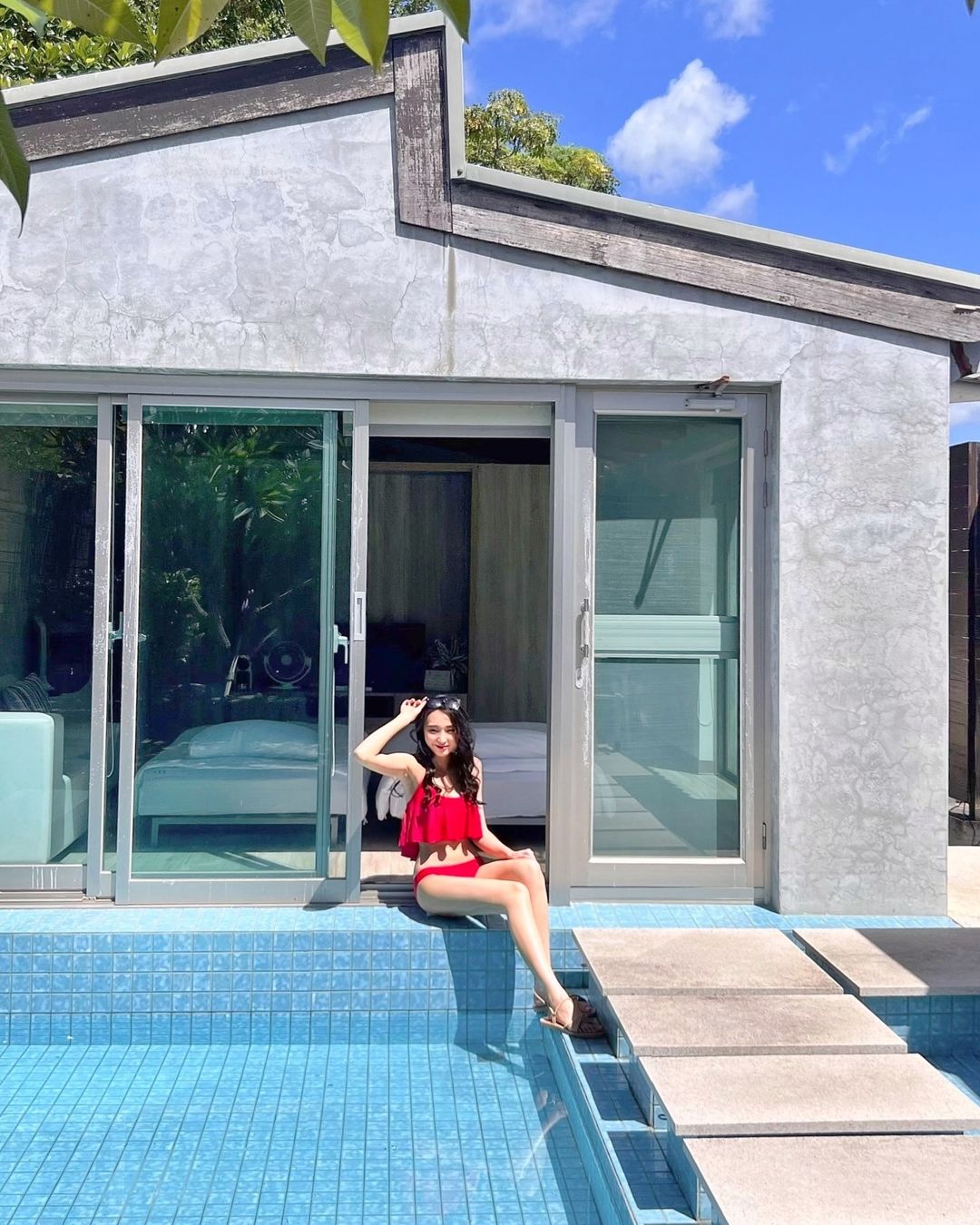 陸浩明女友性感比堅尼放題曬魔鬼身材！6號泳褲有異樣「OO搶晒鏡」