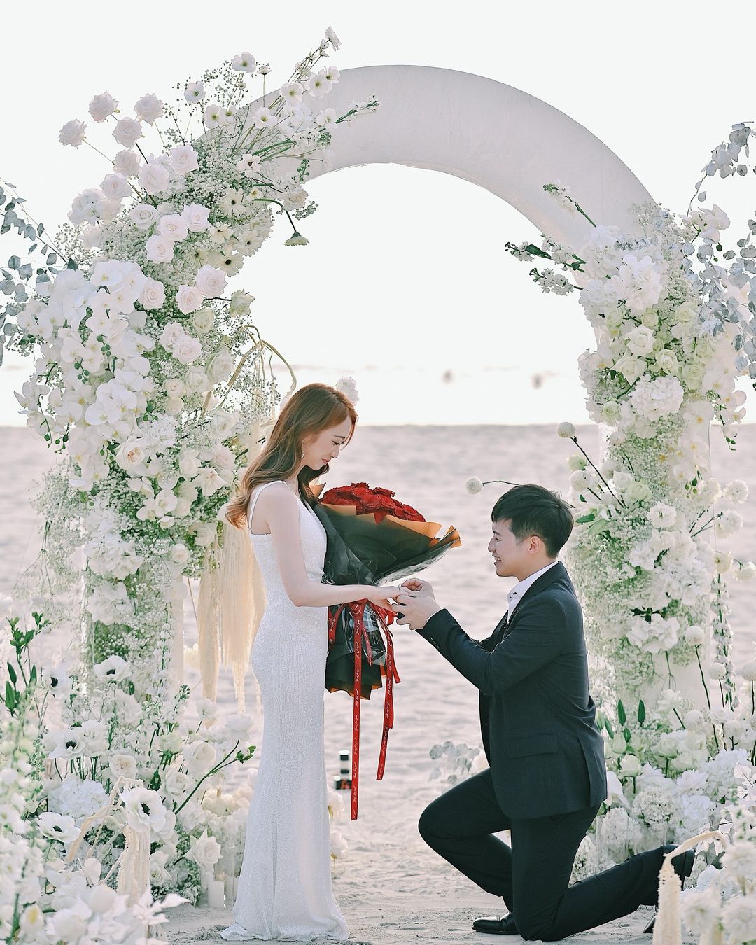 TVB「財經台何依婷」曬巨鑽宣佈封盤！放煙花沙灘求婚極浪漫