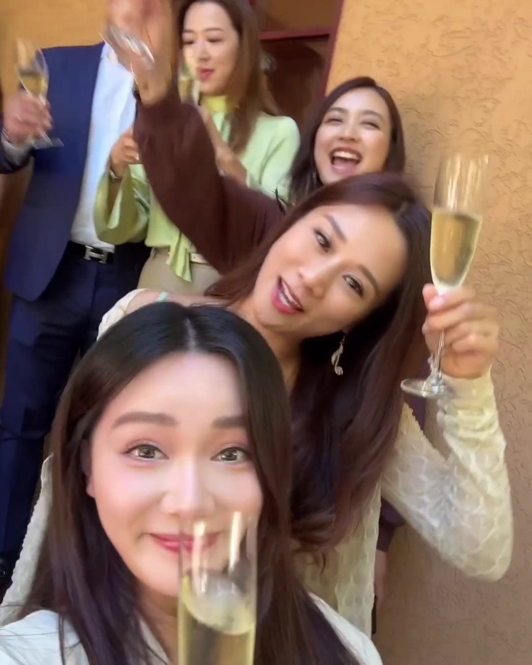 蔣家旻結婚｜湯洛雯、朱千雪五姊妹攜眷遊日 ! 馬國明一舉動獲讚「馬太訓練得好」