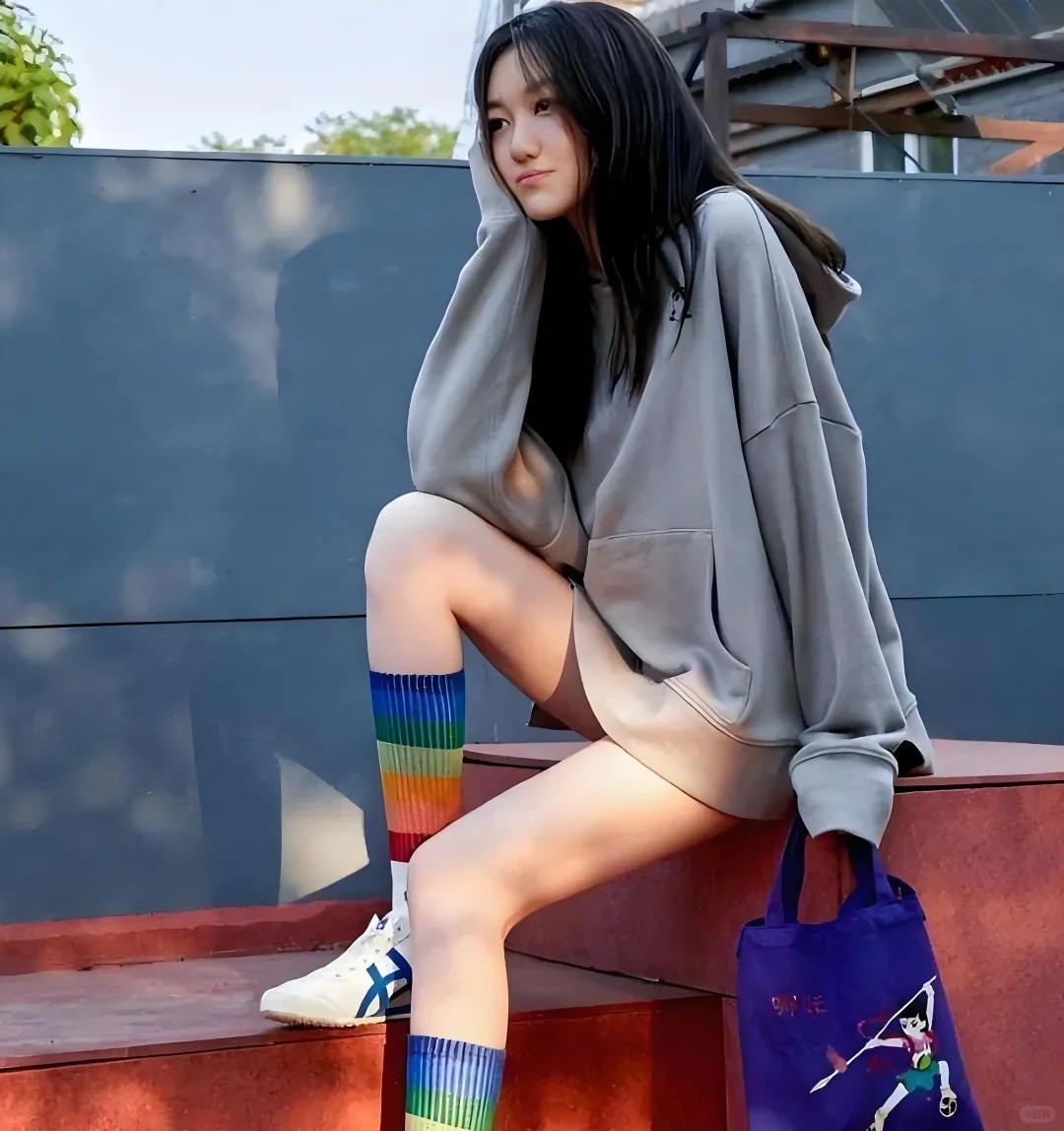 王菲18歲細女李嫣英國被野生捕獲！生圖流出獲網民大讚又白又瘦！