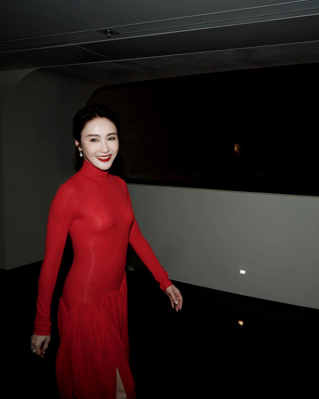 黎姿激罕Deep V與百億名媛聚會曬身家！成功擠身上流貴婦圈合照位置掀熱議！