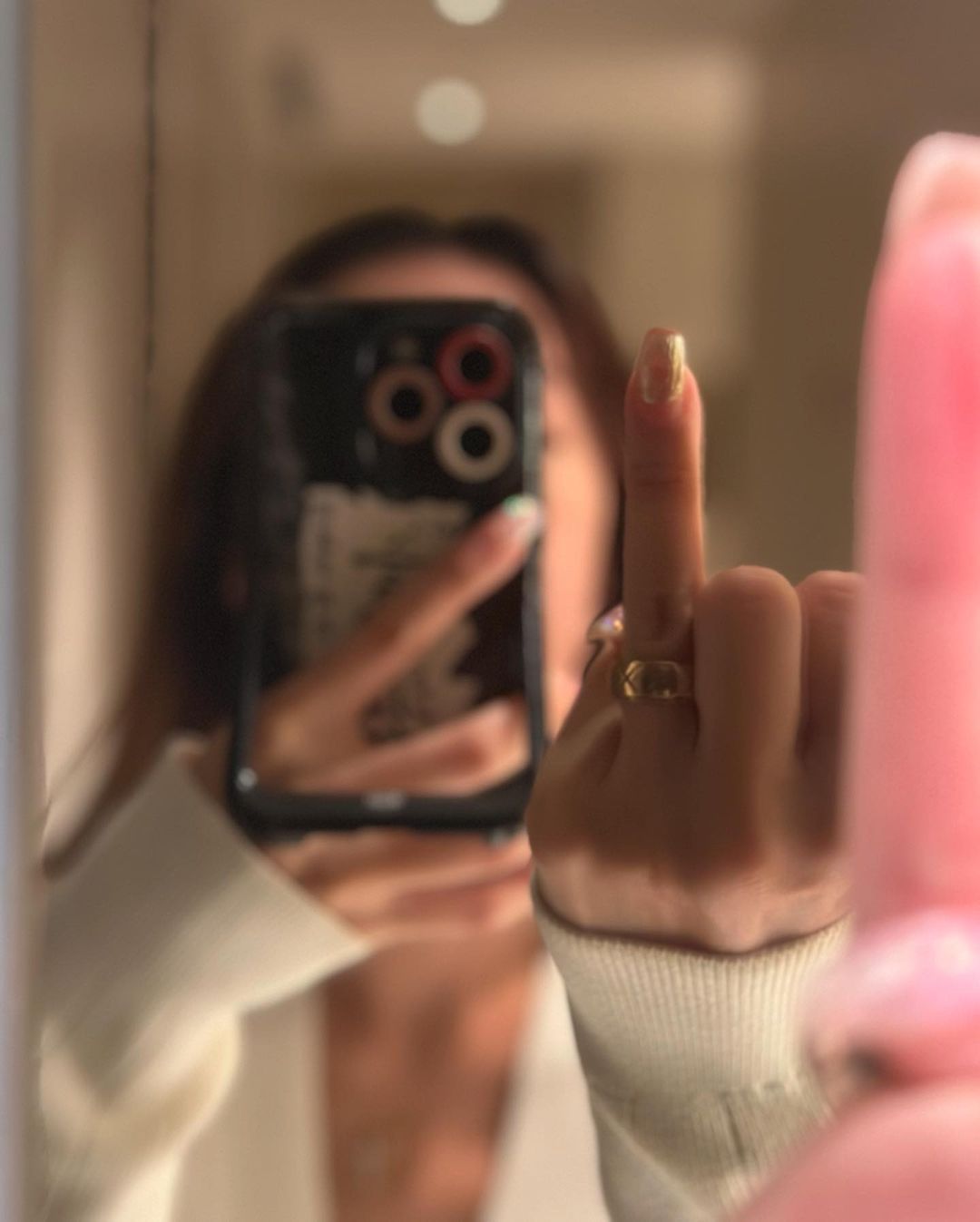 黃心妙再晒自拍性感尺度無上限！超噴血背心拉低心口疑走光！