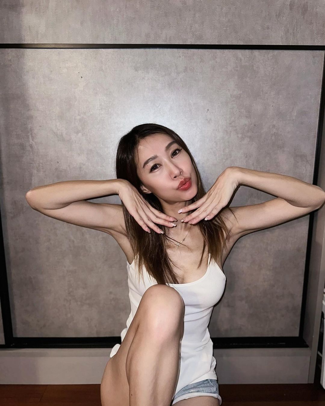 黃心穎二家姐黃心妙低胸俯身與囝囝合照畫面衝擊！性感波點裙現身聖誕派對極惹火！