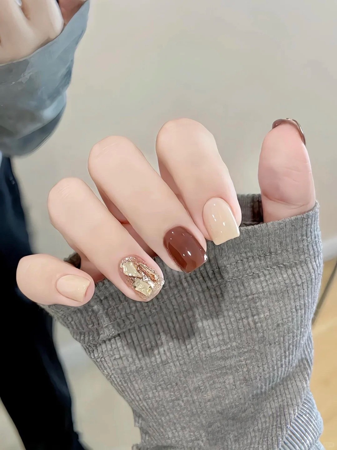 2026秋冬美甲推介｜顯白又有氣質美甲圖鑑！美德拉/琥珀/金屬等美甲趨勢