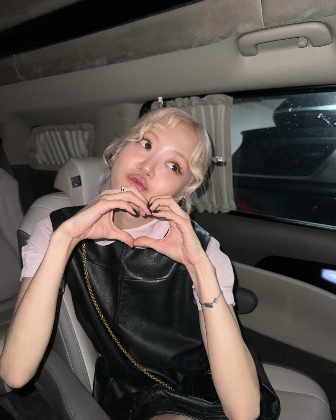 GD、太陽現身法國慈善晚會場面星光熠熠！ROSÉ大跳《APT.》！J-Hope退伍強勢回歸舞台！