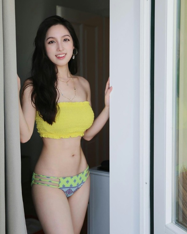 海兒透視貼身裙盡現無限春光！若隱若現S型魔鬼曲線極吸睛！