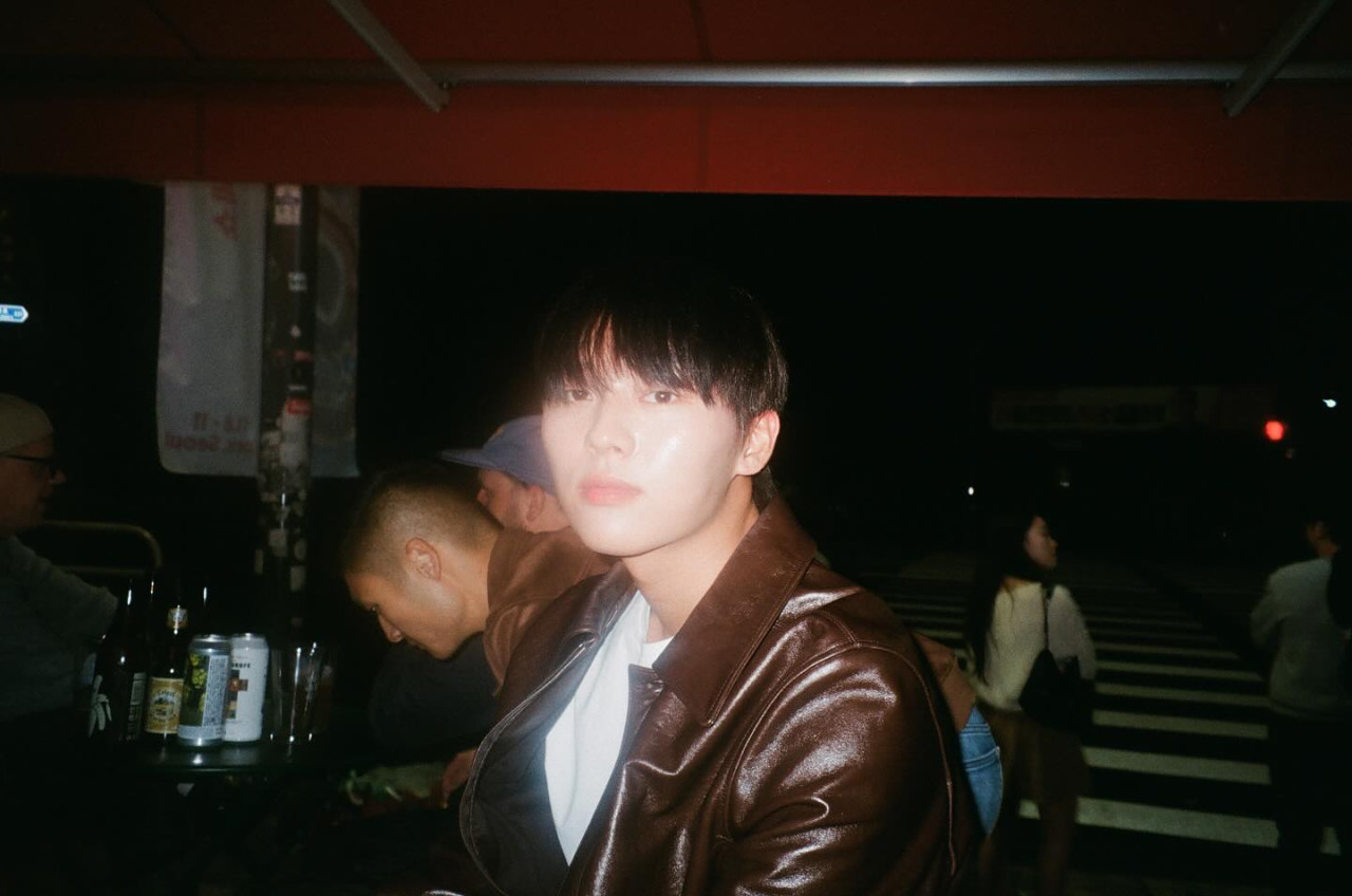 金秀賢師弟崔顯旭曬Bearbrick意外全裸入鏡！「開腿裸露」畫面惹網民不滿引私生活爭議！