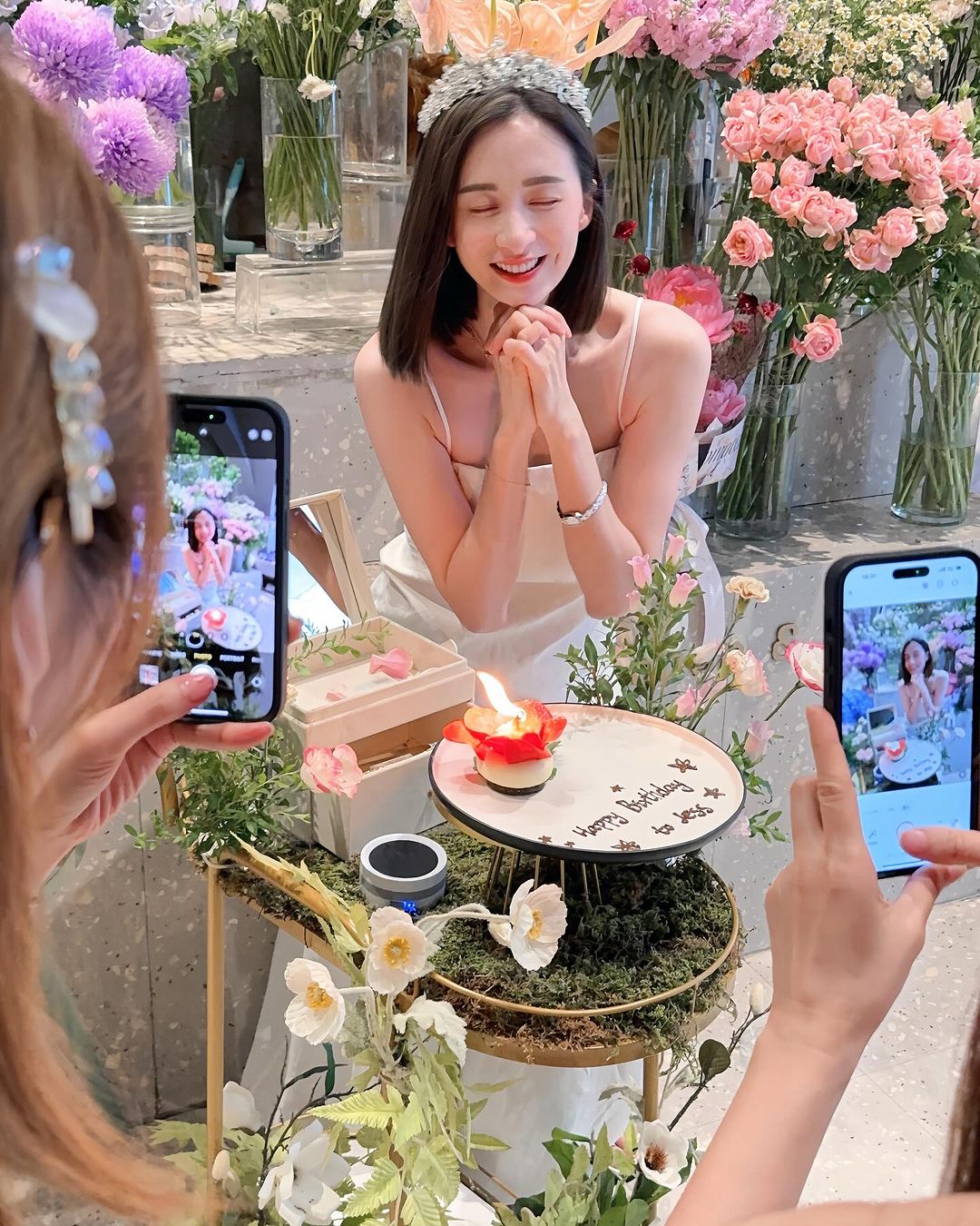 沈卓盈激罕deep v背心晒事業線！白色短褲現身名店騷逆天美腿！