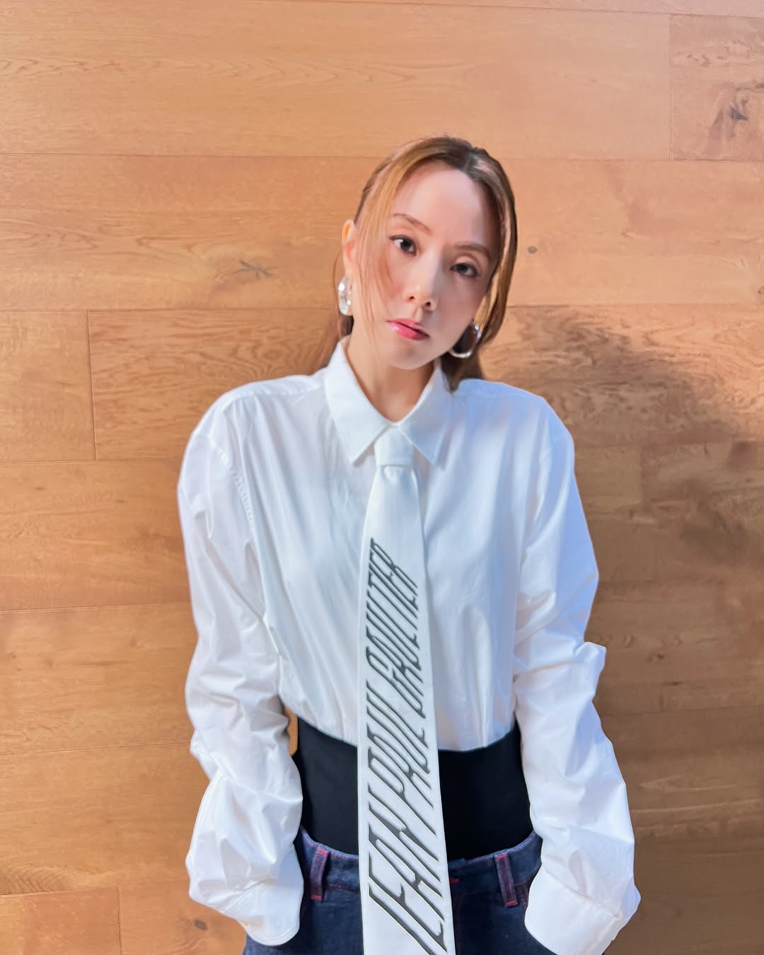 41歲鄧麗欣素顏近照略顯倦容！與高齡愛犬抱抱道別：多謝你等我回來...