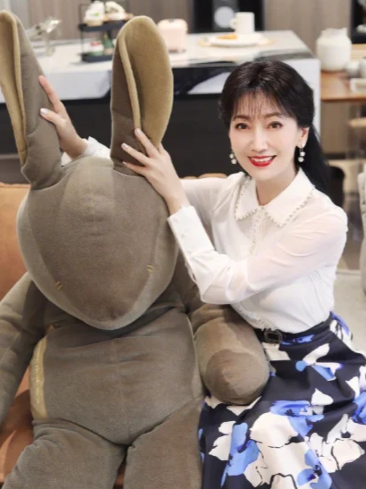 71歲趙雅芝熱褲慶生騷美腿   苗條身材堪稱最強美魔女     