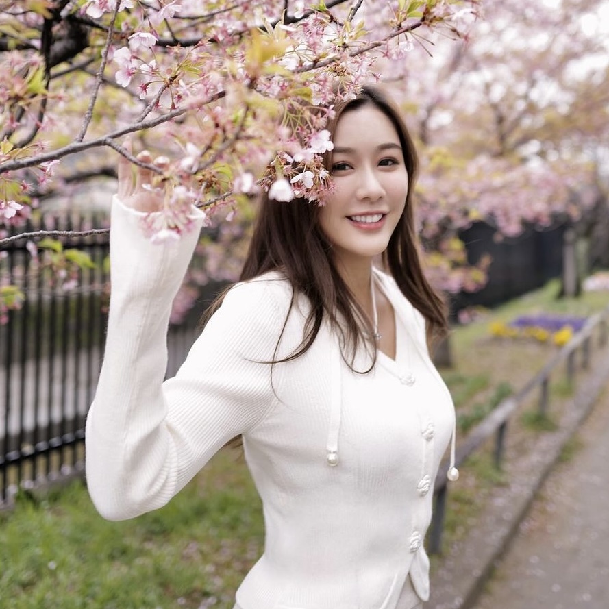 陳詩欣晒比堅尼照火辣身材一覽無遺！俯身擺Pose力谷深長事業線！