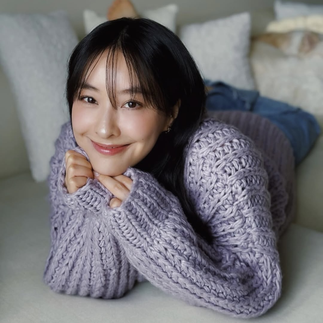 陳瀅大露背挑戰性感底線！周嘉洛曖昧留言惹網民聯想！