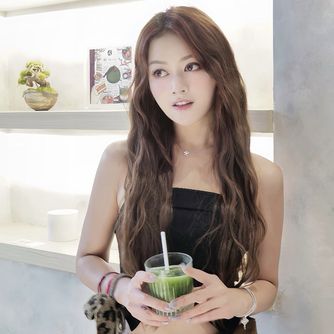 愛回家小花鍾晴罕晒火辣泳衣照！胸前邪惡開窿盡顯無限春光！