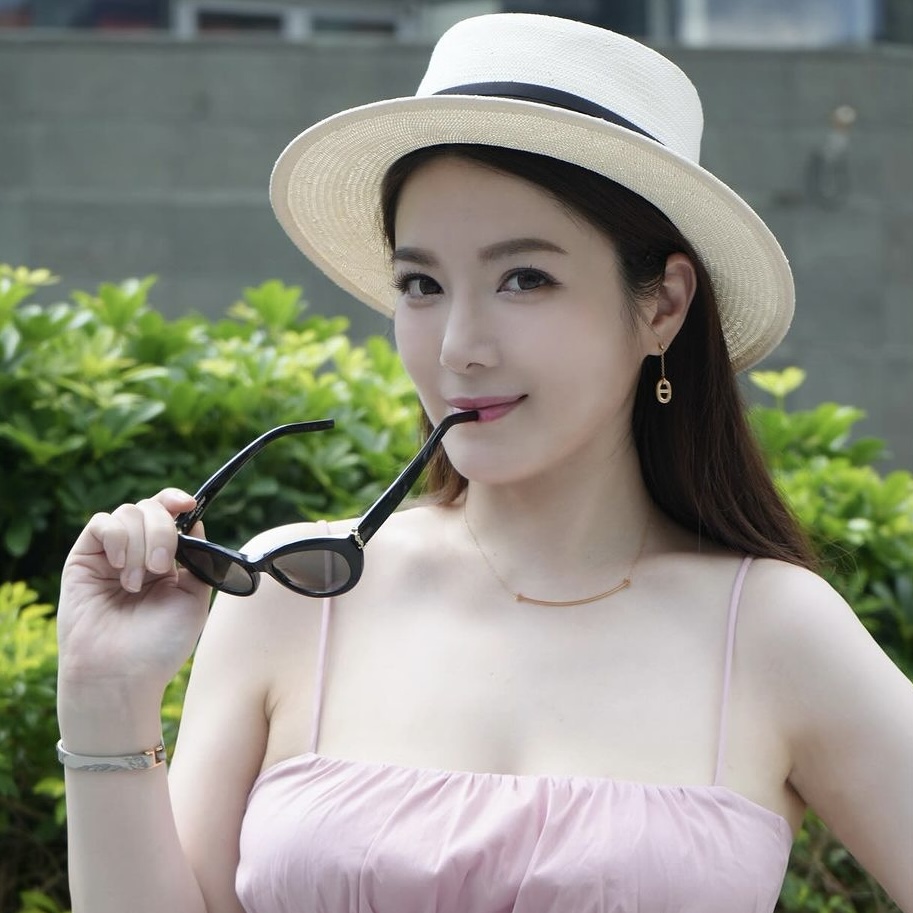 苟芸慧相隔16年戴后冠重返選美舞台！Deep V晚裝晒噴血身材極「胸」狠！