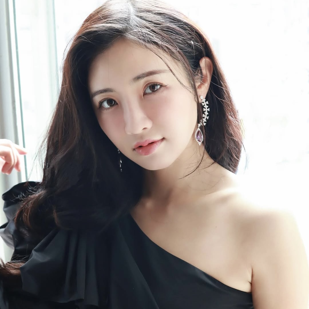 利穎怡晒半裸浸溫泉照令人想入非非！尺度全開僅以一布遮胸極誘惑！