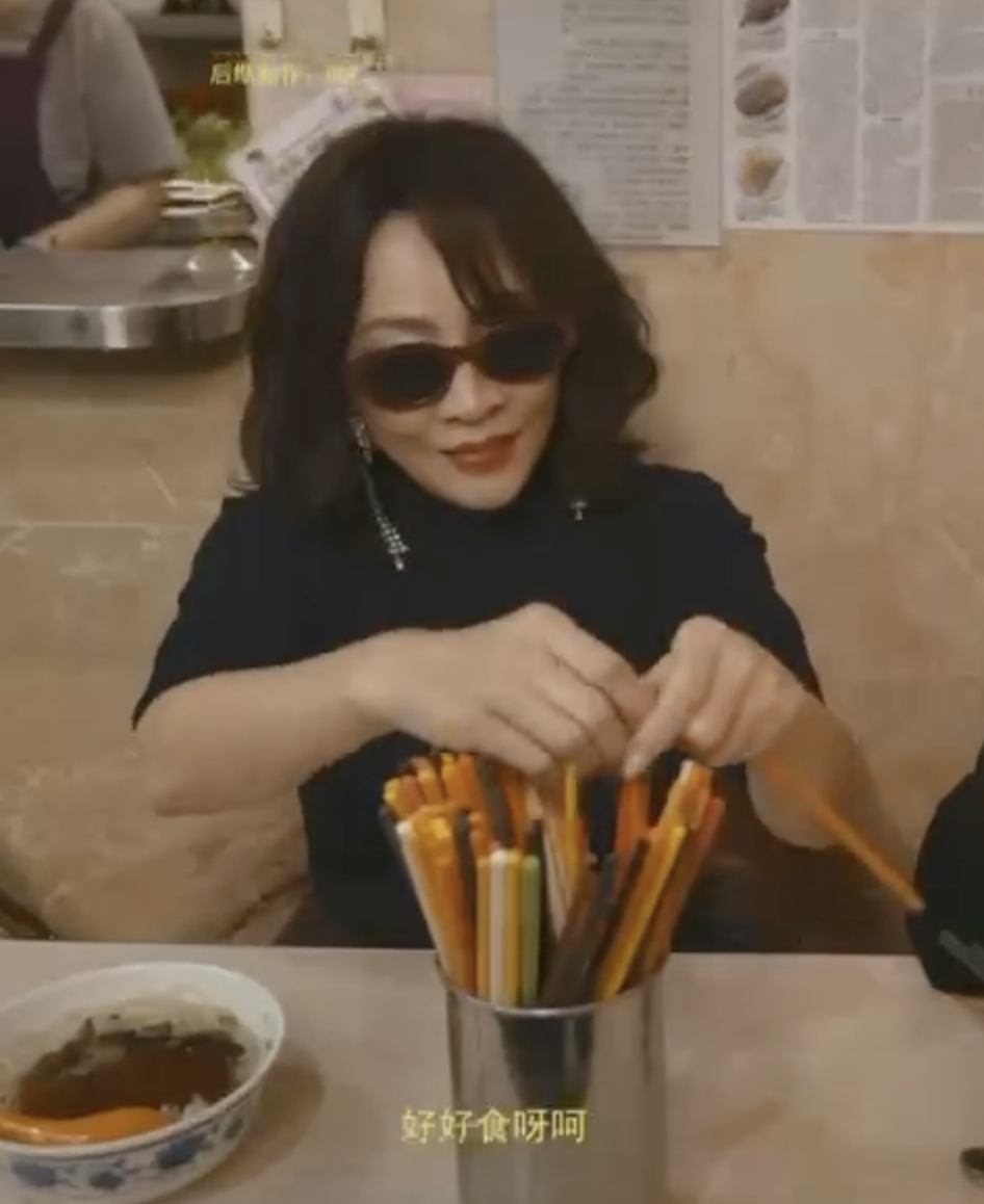 劉嘉玲熱褲黑絲買燒鵝一部位震撼網民！？激罕同舞王搭枱食茶餐廳掀熱議