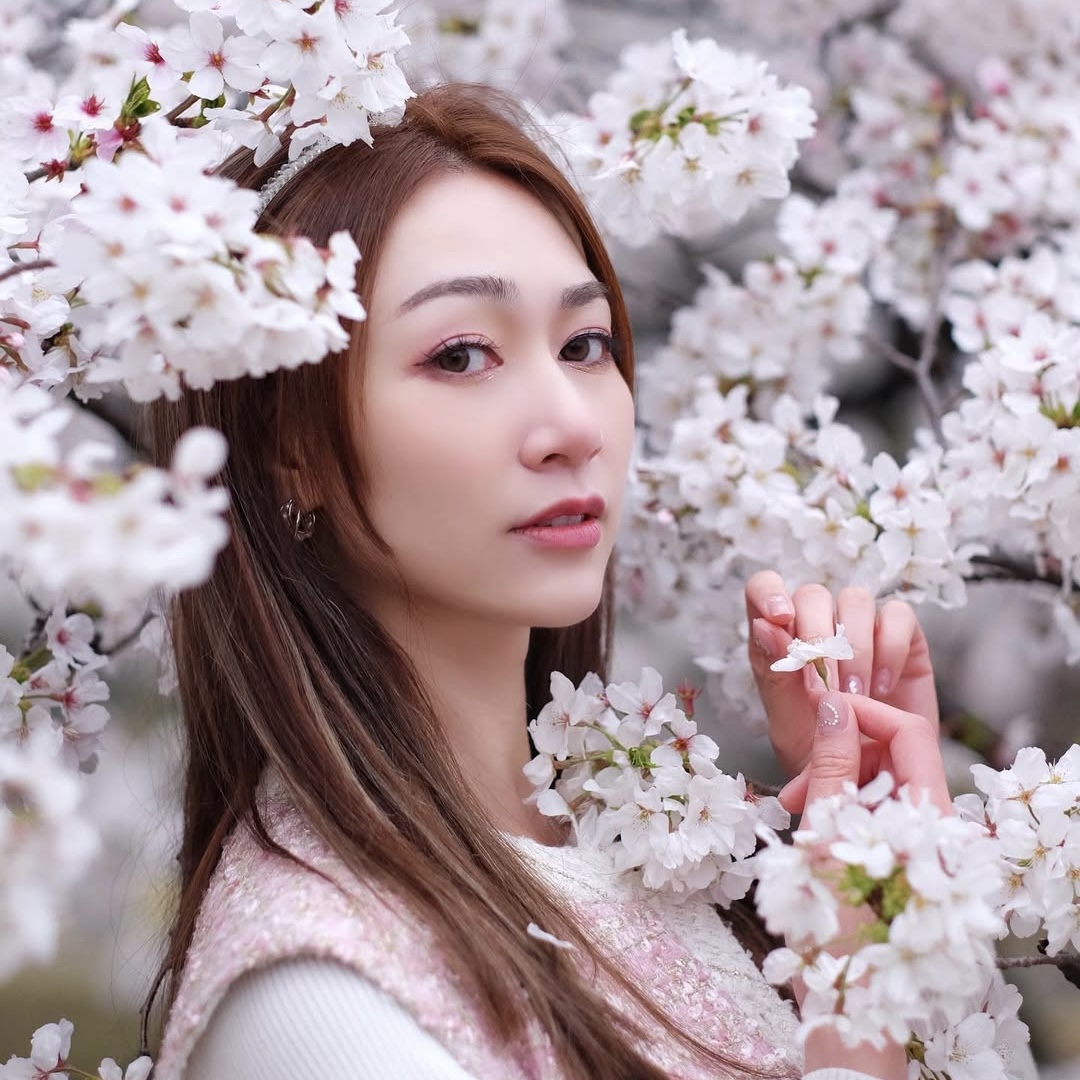 前港姐冠軍黃嘉雯31歲生日大派性感福利！Deep V晚裝擠出超長事業線極震撼！