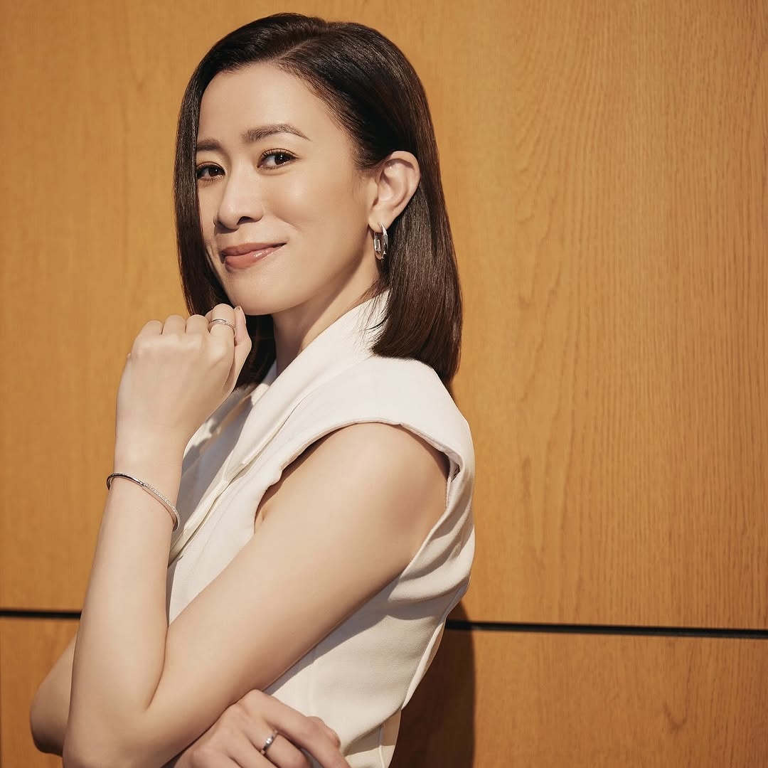 佘詩曼罕晒母女溫馨合照！餅印長相似姊妹！媽媽美貌被指撞樣羅蘭！