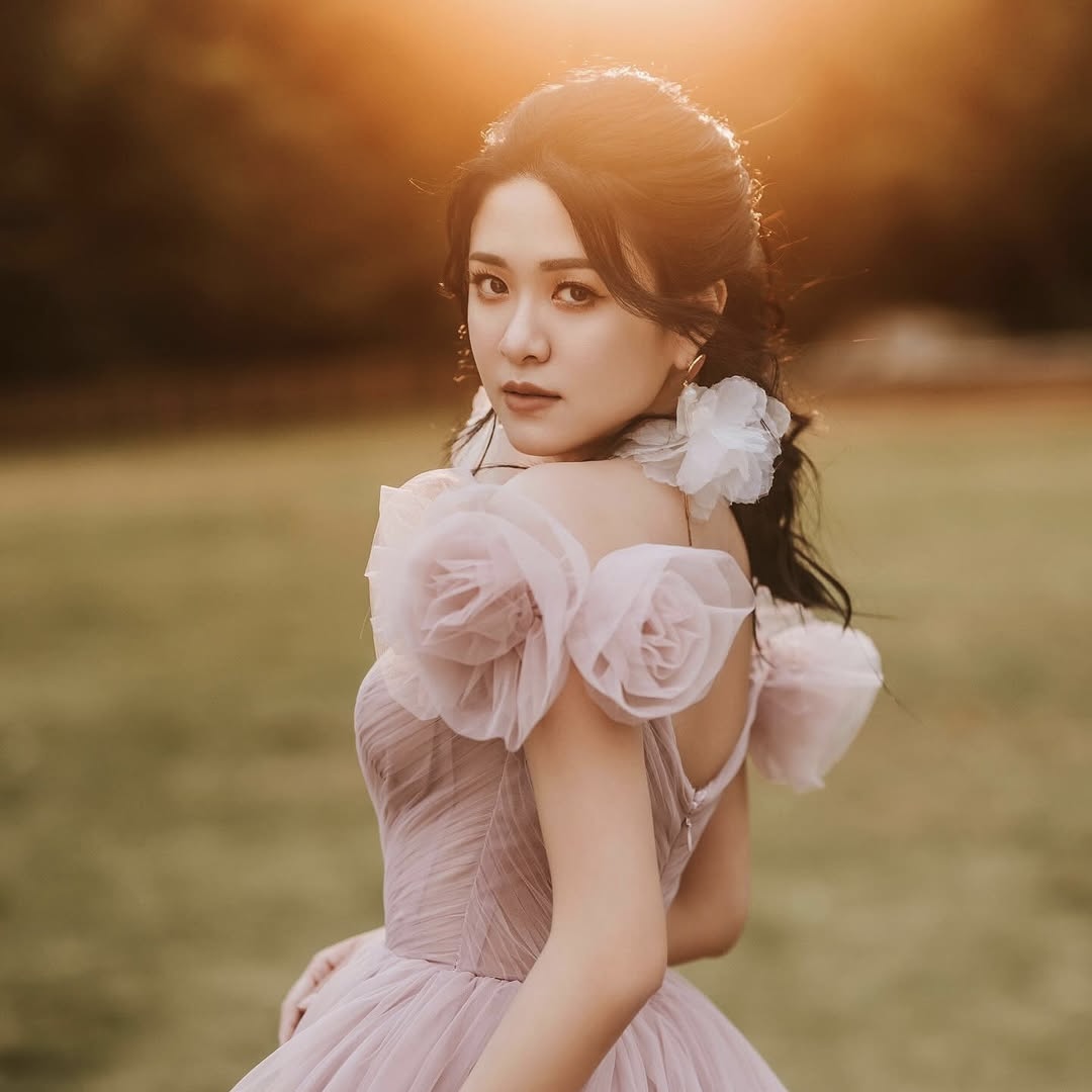 江嘉敏派福利晒吊帶低胸靚相！俯身視角上圍3D突破視覺極限！