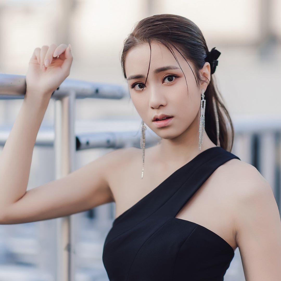 劉穎鏇被野生捕獲曝光真實身形！逆天大長腿腰線到粉絲心口！