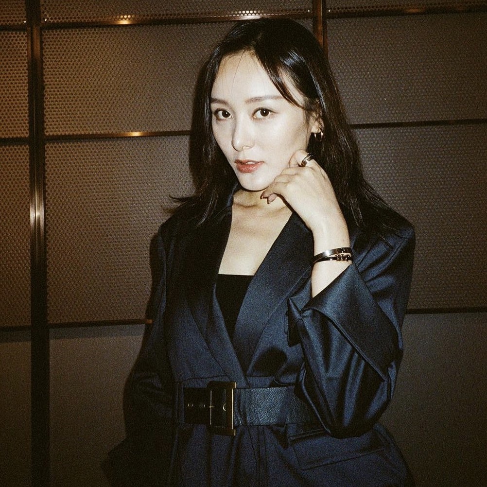 何珮瑜高衩透視晚裝晒惹火身材！近鏡略顯老態獲網民平反：還算保養得很好！