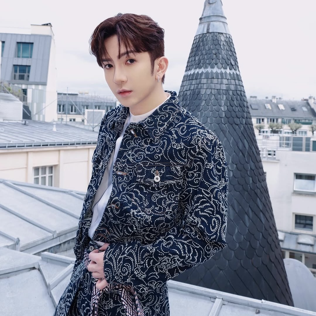 Anson Lo晒全家福為餅印爸爸慶生！著短袖T恤騷強壯臂彎意外搶鏡！