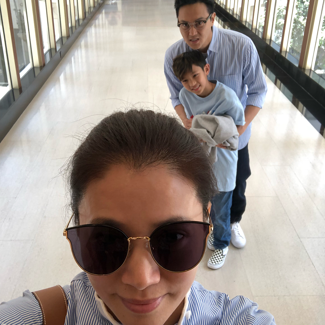 袁詠儀張智霖一家三口遊日過聖誕！魔童暴風成長遺傳優良基因網民「這也太帥了」