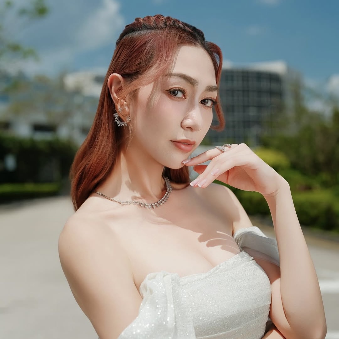 前港姐冠軍黃嘉雯化身聖誕女郎！抹胸短裙晒魔鬼身材衝擊視覺！