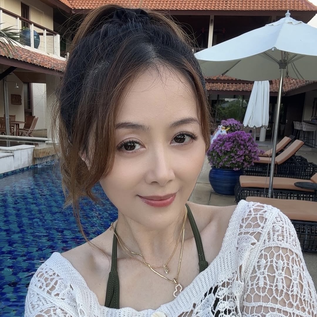 姚樂怡為9歲囡囡慶生甜蜜互吻！身材高䠷愈大愈靚盡得媽媽優良遺傳！